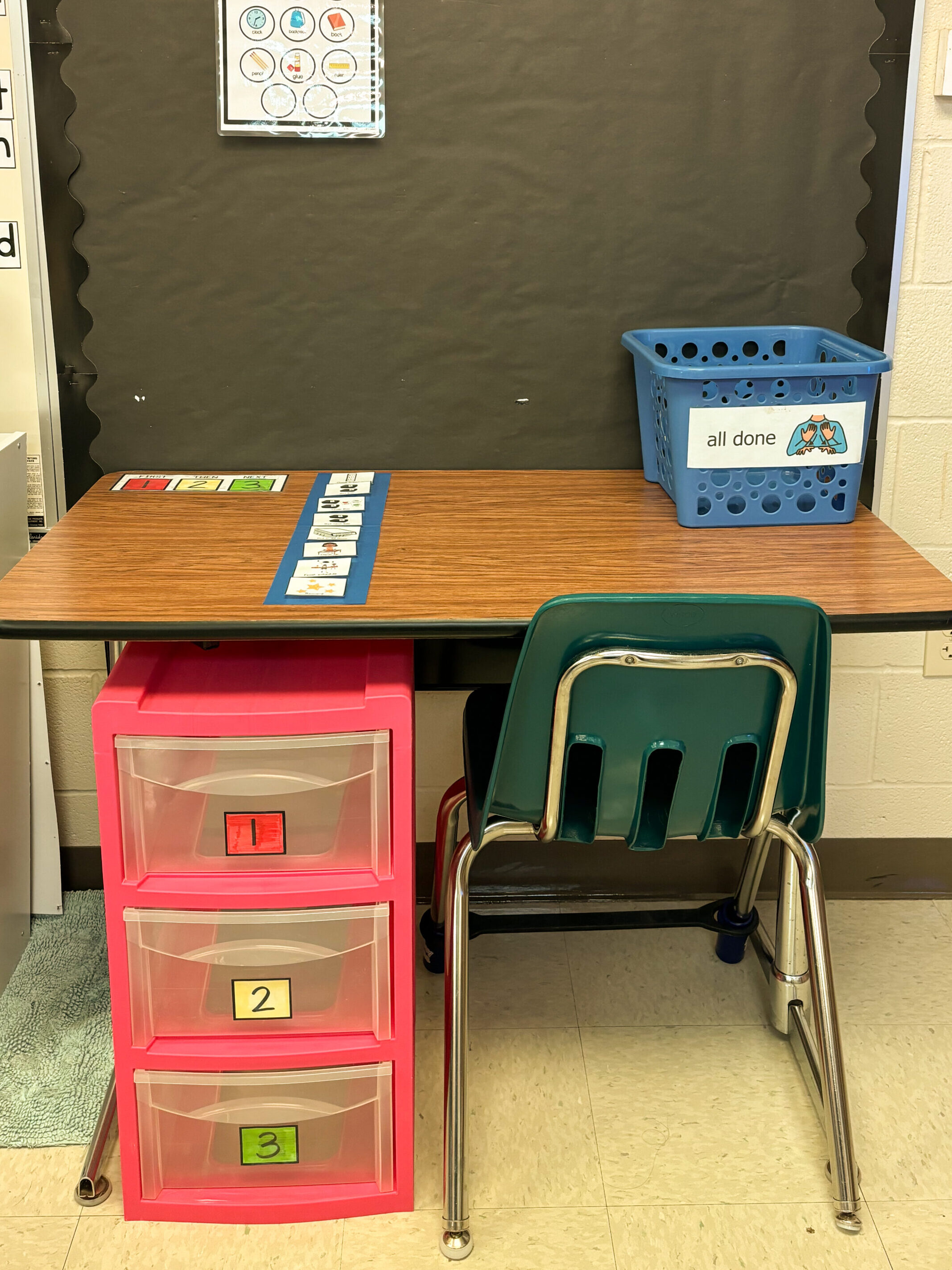 independent work station with a 3 drawer system